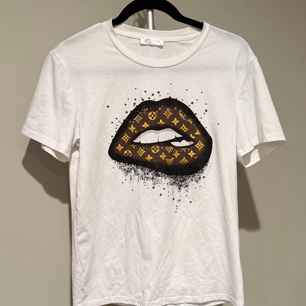 Graphic Short Sleeve Tee Trendy Lips Size Small